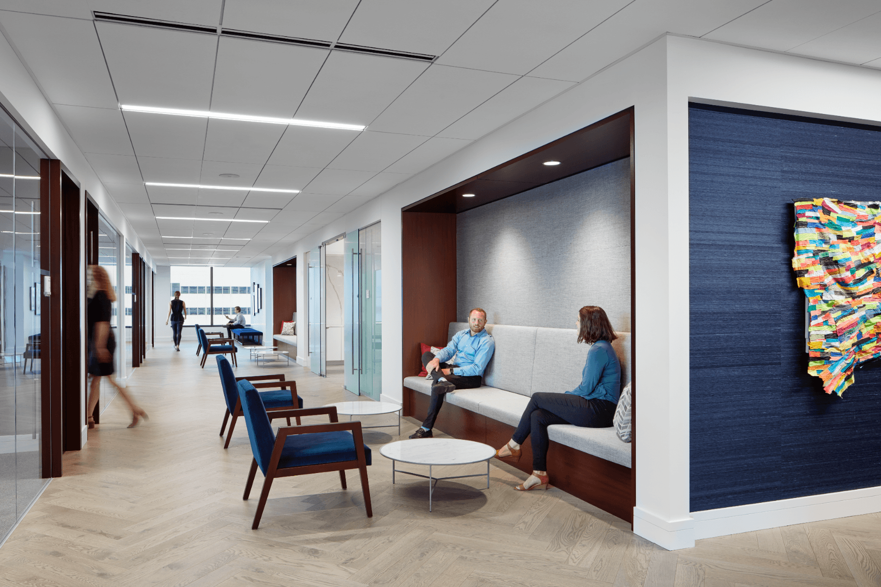 Широке фото сучасного офісу юридичної компанії — робочий простір адвоката, ділова атмосфера, професійний інтерʼєр без тексту